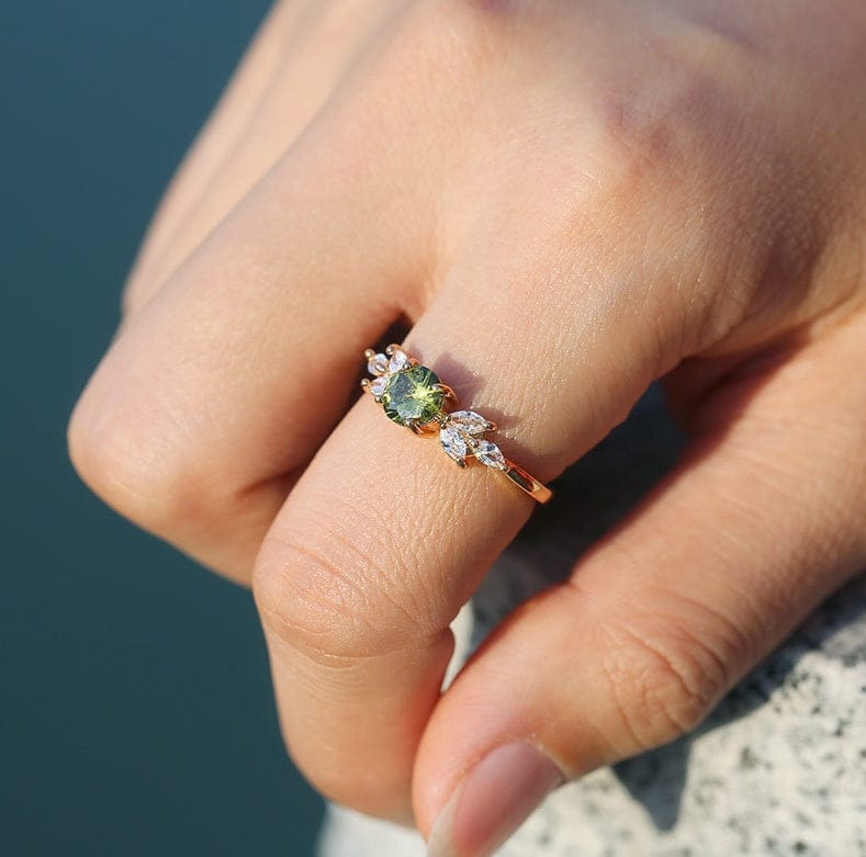 ANELLO SOTTILE A FOGLIA color oro CON PERIDOTO VERDE