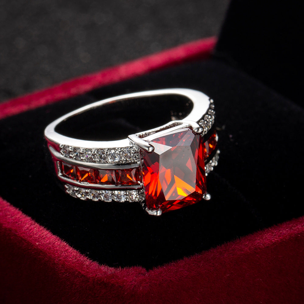 Anello color argento con Pietra Rossa a Spacco