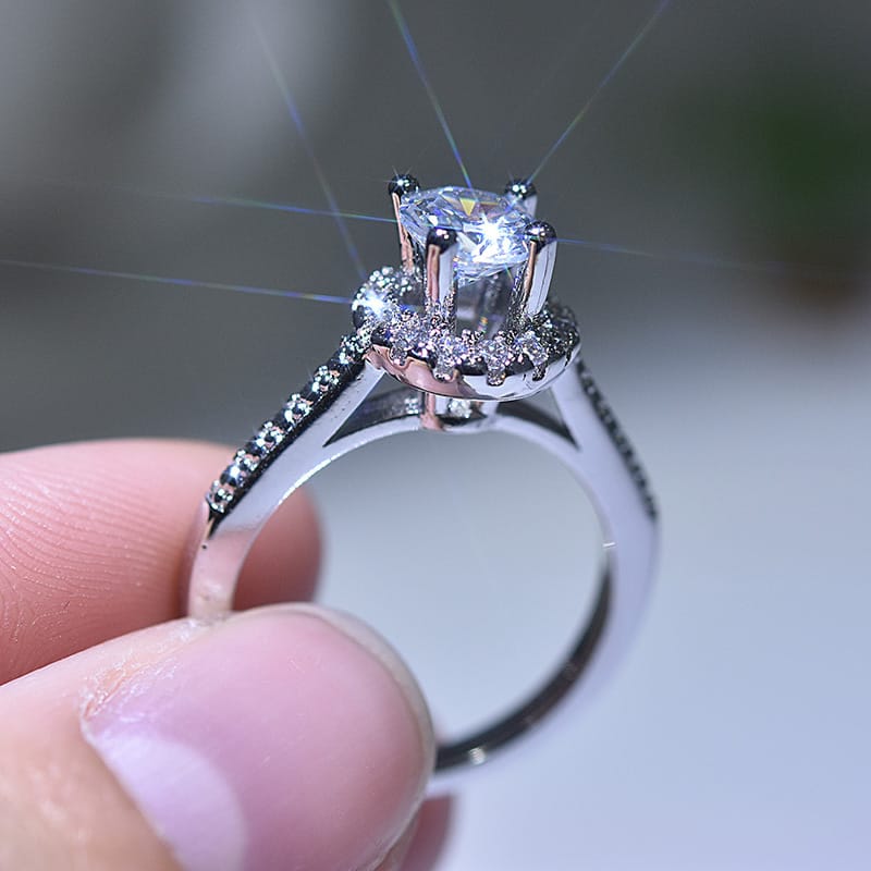 ANELLO HALO CON DIAMANTI PAVE color argento