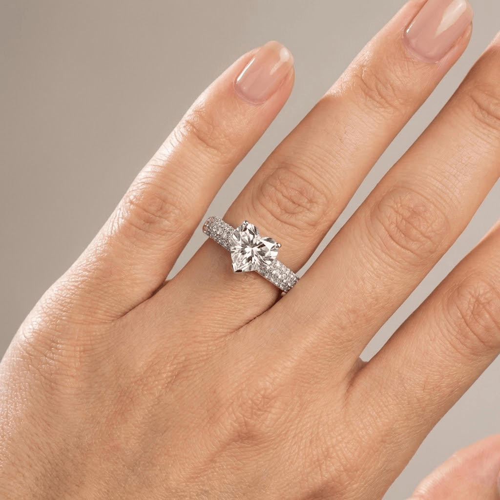 ANELLO PAVÉ color argento A FORMA DI CUORE