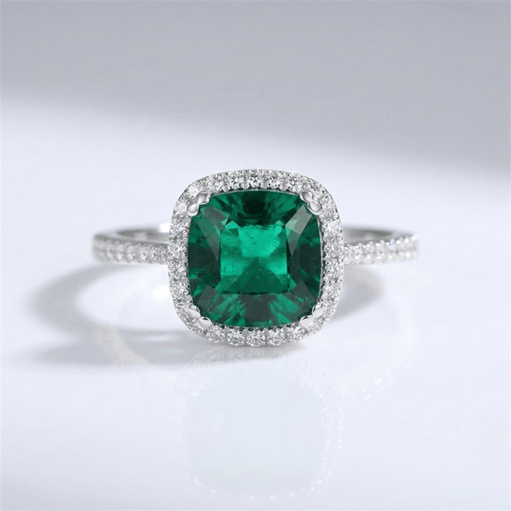 ANELLO A CUSCINO CON HALO IN EMERALDO VERDE