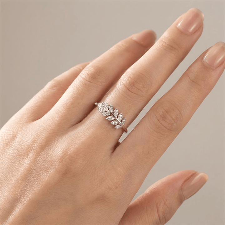 ANELLO IN ZIRCONIA A PENA D'ARGENTO - (REGOLABILE)