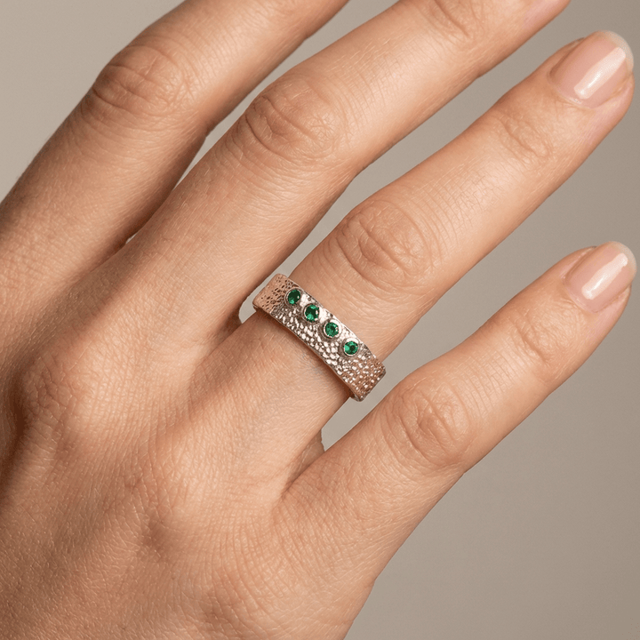 ANELLO A CUFFIA TEXTURIZZATO IN EMERALD - (REGOLABILE)