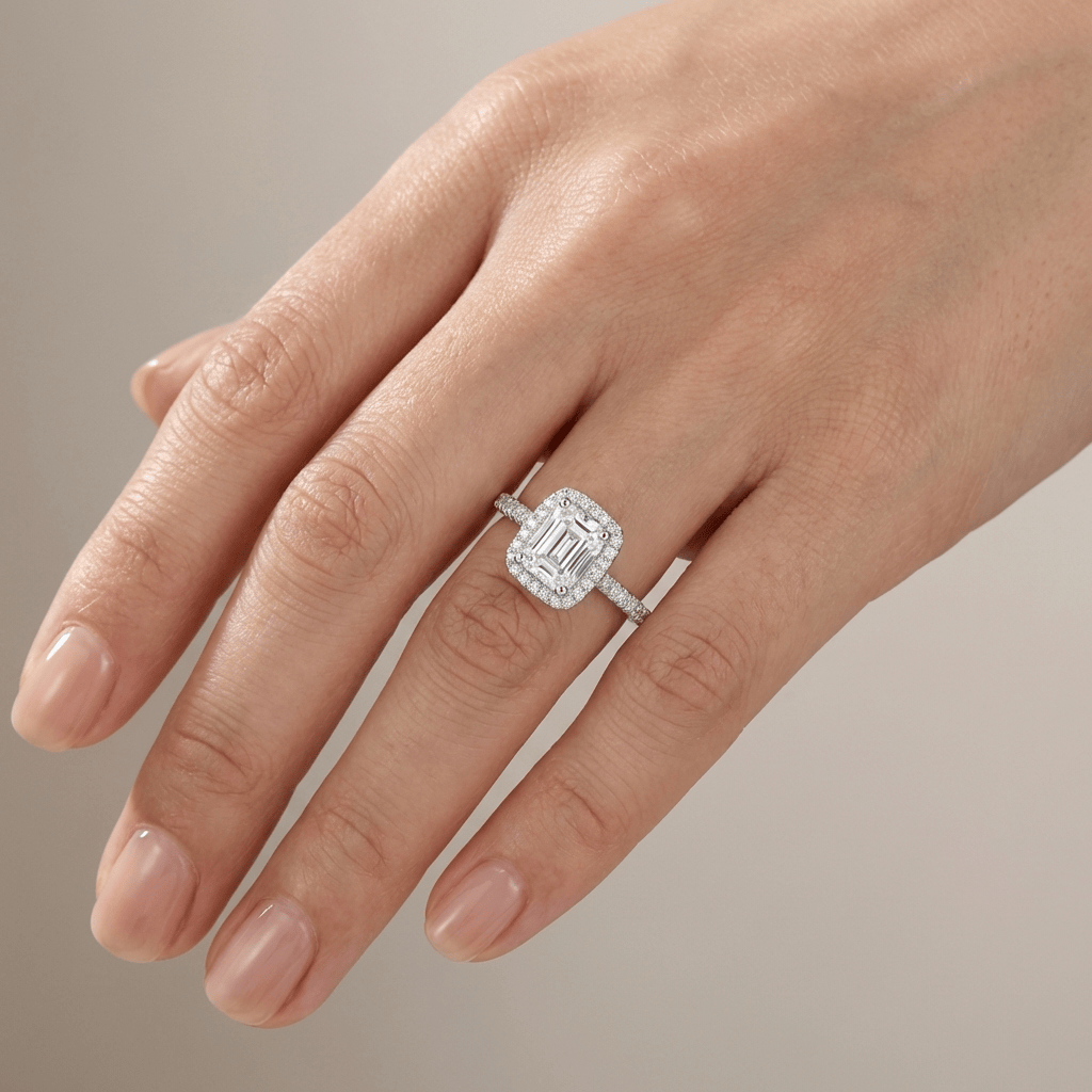 ANELLO HALO color argento CON ZIRCONIA TAGLIO EMERALD