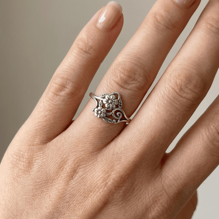 ANELLO ORNATO CON FIORI D'ARGENTO