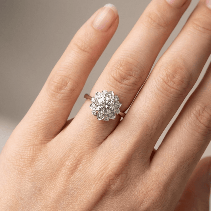 ANELLO LEGGERO LOTUS IN ZIRCONIA ARGENTATA