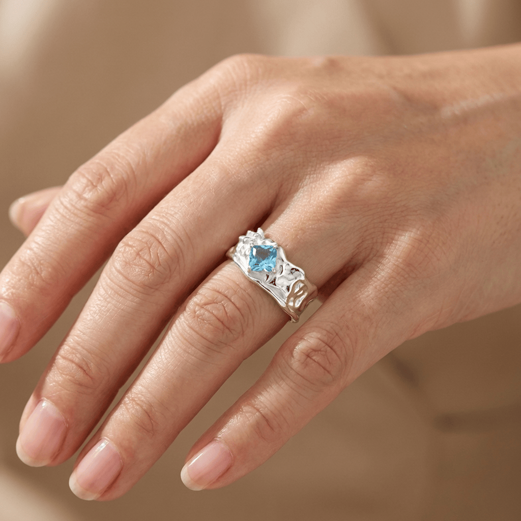 ANELLO TEXTURIZZATO IN ACQUAMARINA ARGENTATA - (REGOLABILE)