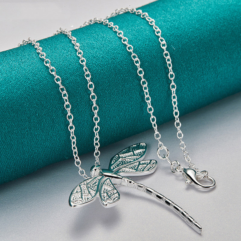 Collana color argento con Libellula – Simbolo di Grazia e Trasformazione