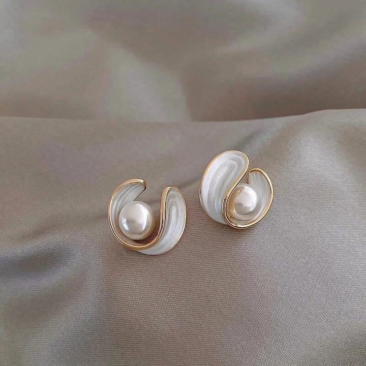 Orecchini di Opale Bianco di Lusso con Perle color oro