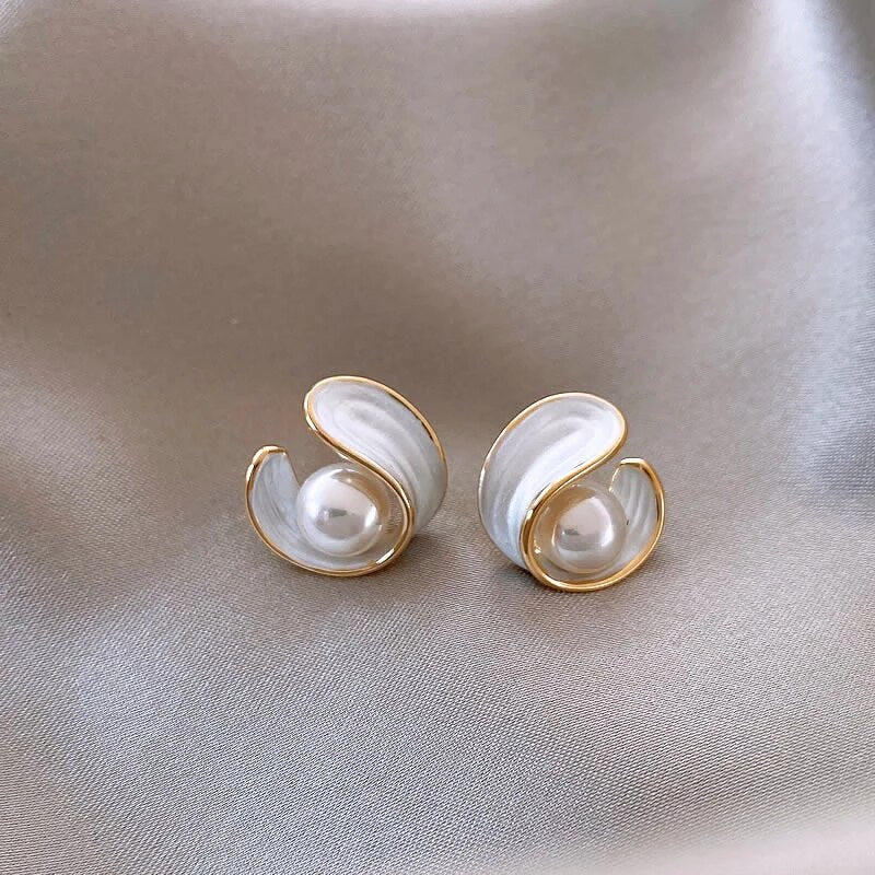 Orecchini di Opale Bianco di Lusso con Perle color oro