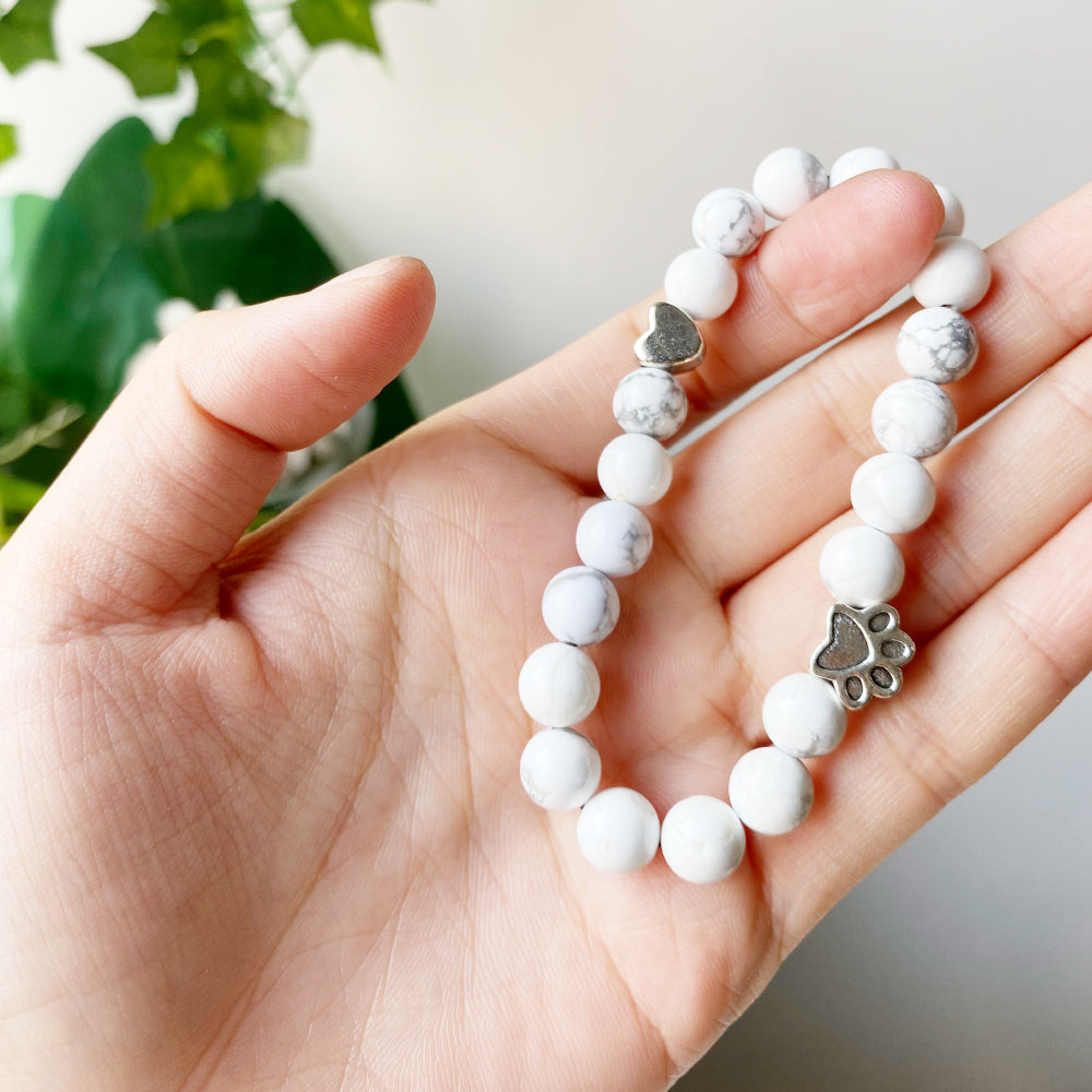 Bracciale in Pietre Naturali con Charm a Forma di Zampa e Cuore – Design Artigianale