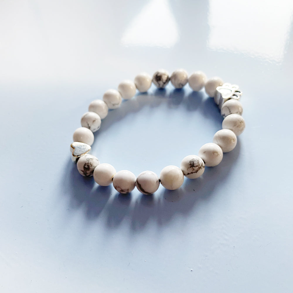 Bracciale in Pietre Naturali con Charm a Forma di Zampa e Cuore – Design Artigianale