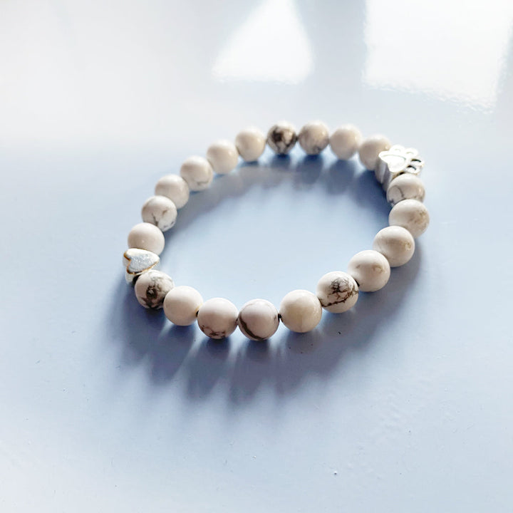 Bracciale in Pietre Naturali con Charm a Forma di Zampa e Cuore – Design Artigianale