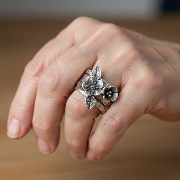 Anello color argento con Fiore Vintage