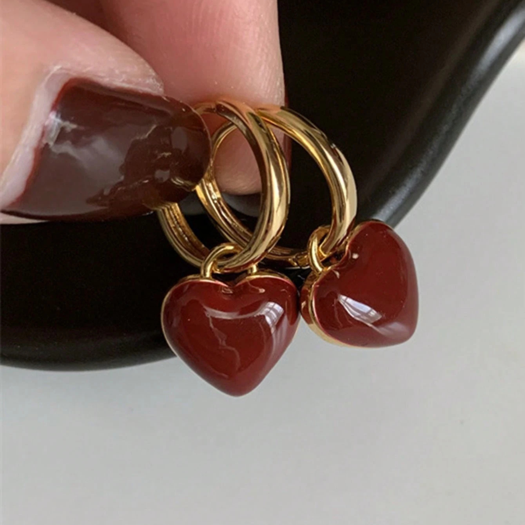 Orecchini a cerchio color oro con cuore rosso