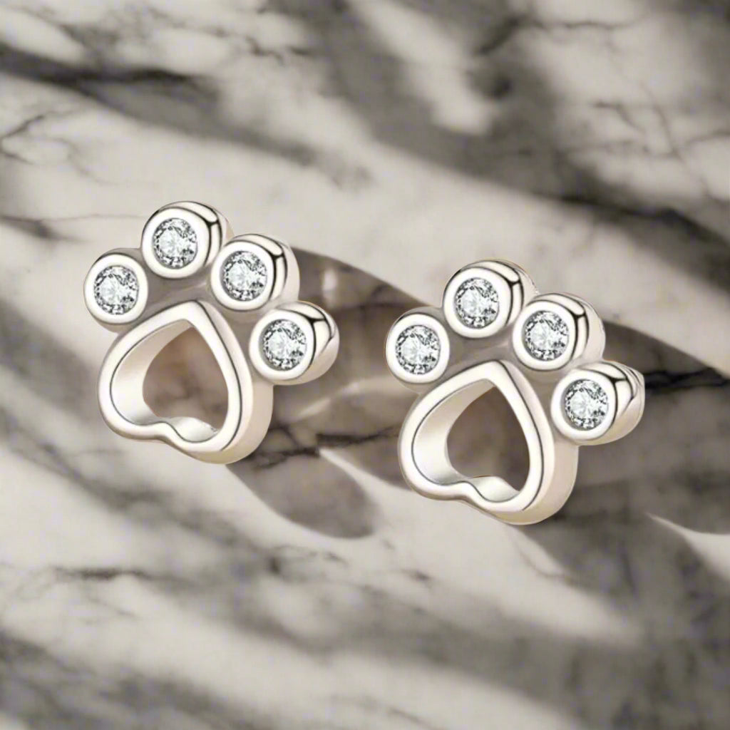 Orecchini a Bottone a Forma di Zampa color argento – Con Zirconia Scintillanti