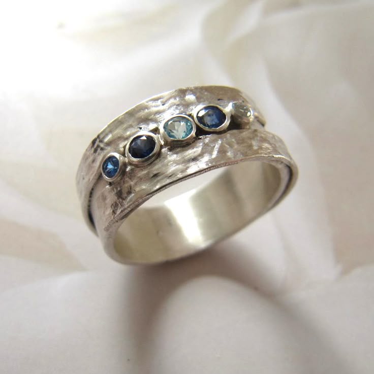 Anello Argentato con Pietre Incastonate Blu