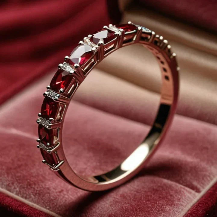 Anello color oro con inserti in cristallo rosso