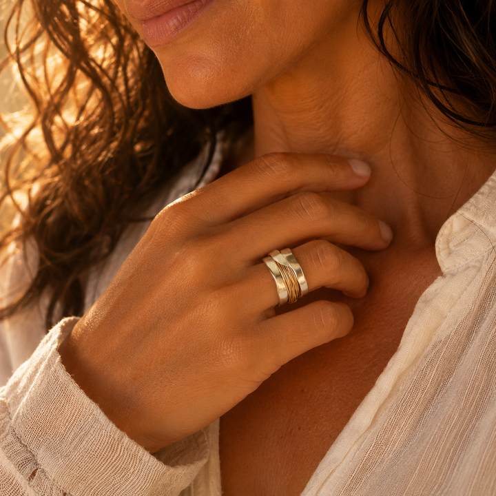 Anello con Fili color oro e color argento