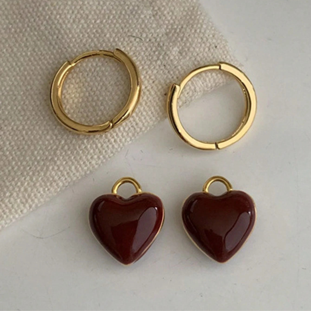 Orecchini a cerchio color oro con cuore rosso