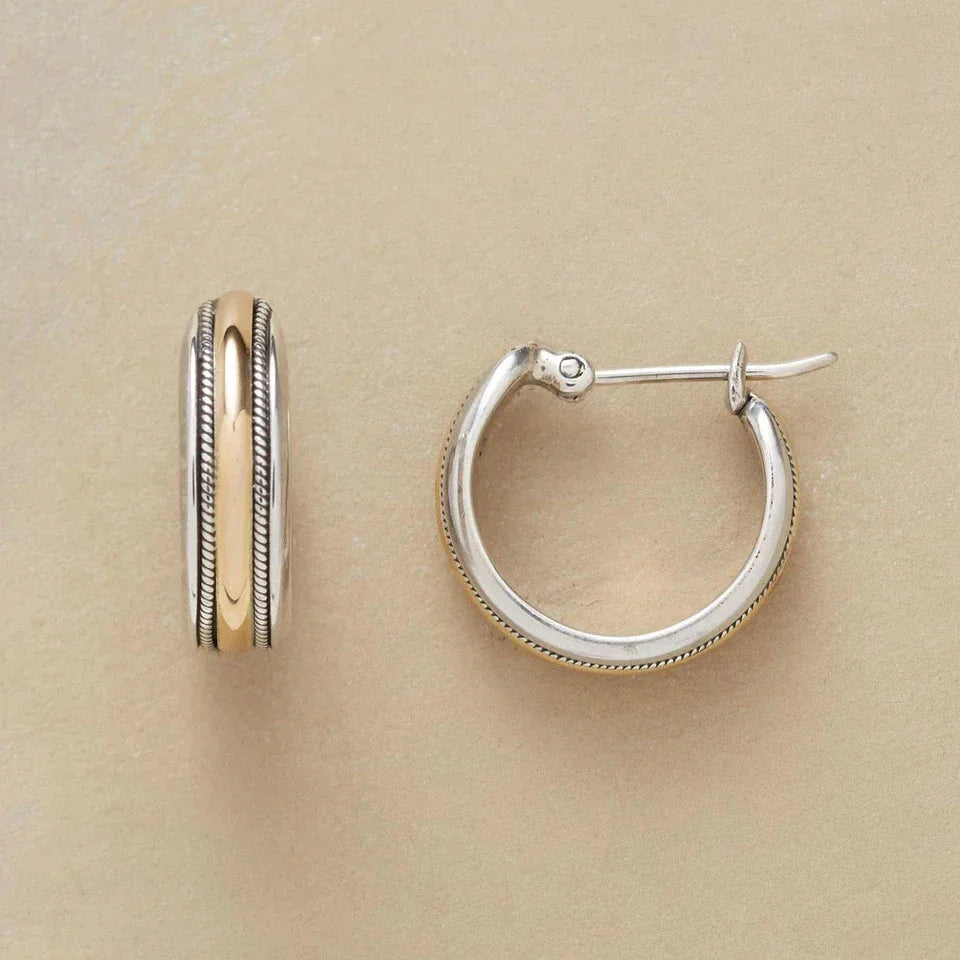 Orecchini a cerchio color argento con linea dorata vintage