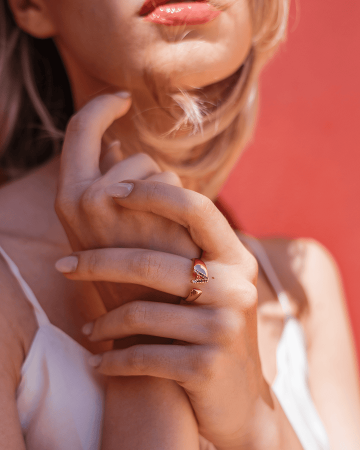 Anello color oro con Lettera Personalizzata (Regolabile)