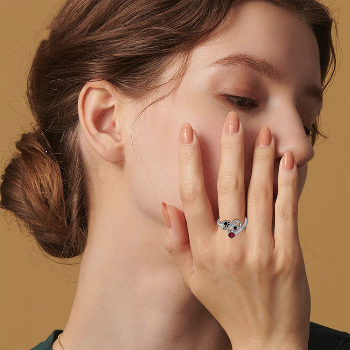 Anello Regolabile con Impronta Nera e Gemma Rossa