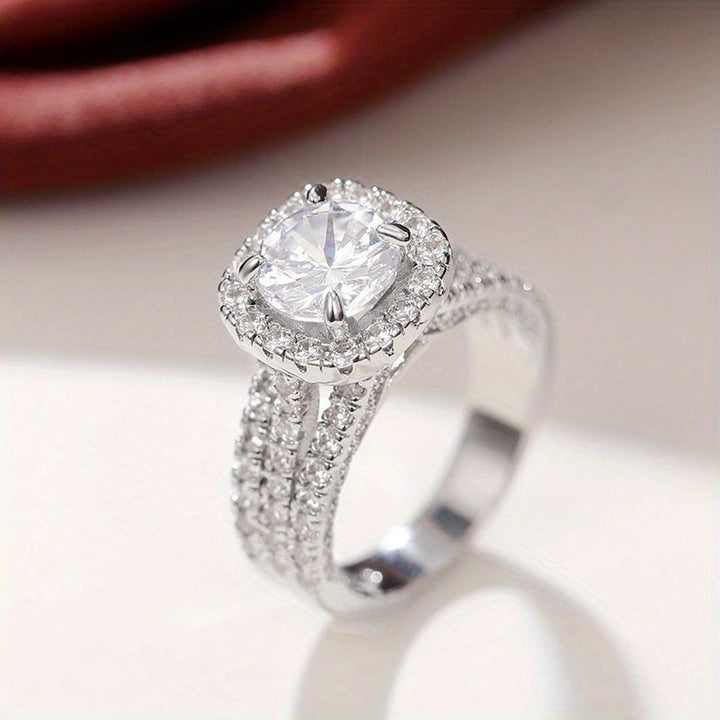 Anello Dichiarativo con Pavé a Halo a Cuscino