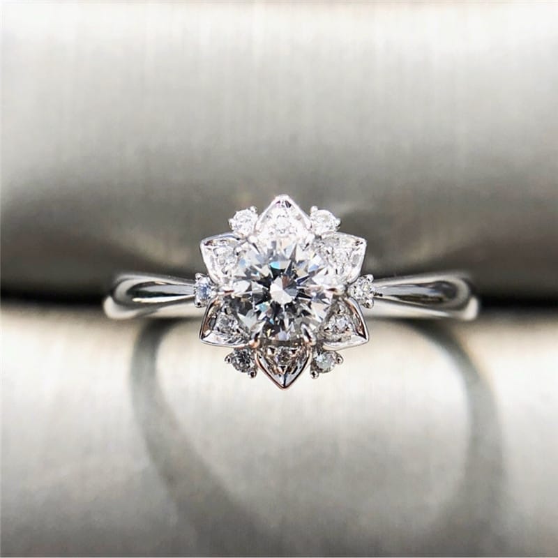 ANELLO LEGGERO LOTUS IN ZIRCONIA ARGENTATA