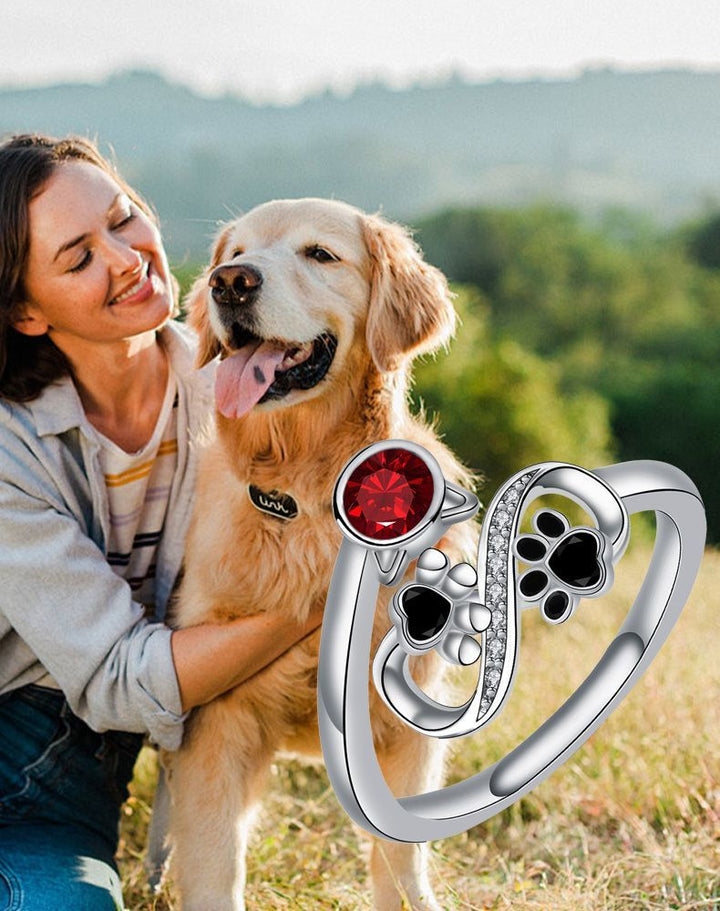 Anello Regolabile con Impronta Nera e Gemma Rossa