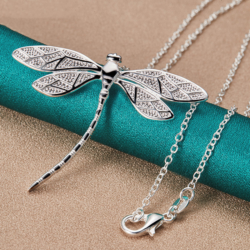 Collana color argento con Libellula – Simbolo di Grazia e Trasformazione