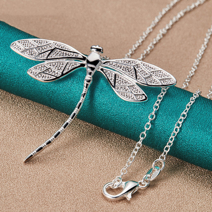 Collana color argento con Libellula – Simbolo di Grazia e Trasformazione