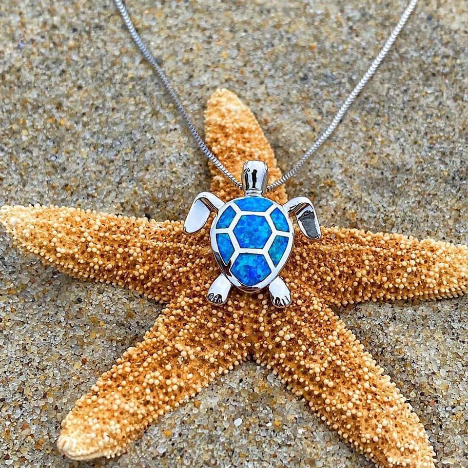 Collana e Orecchini a Tema Tartaruga Marina in Opale e color argento