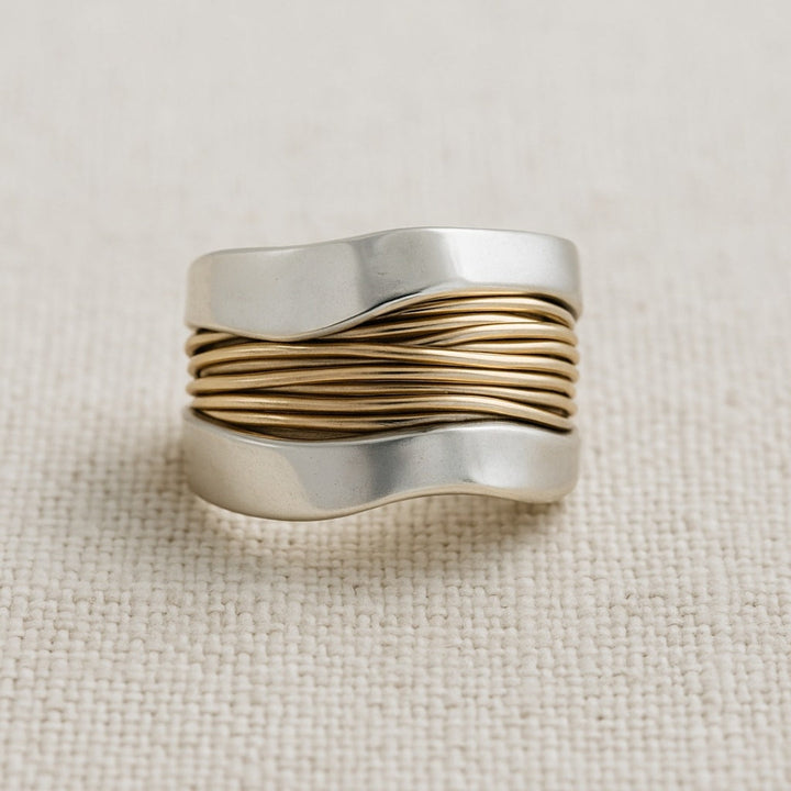 Anello con Fili color oro e color argento