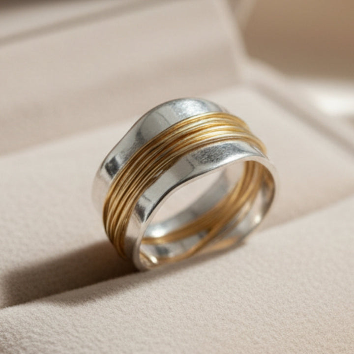 Anello con Fili color oro e color argento
