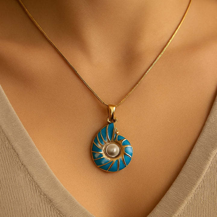 Collana in conchiglia blu perla