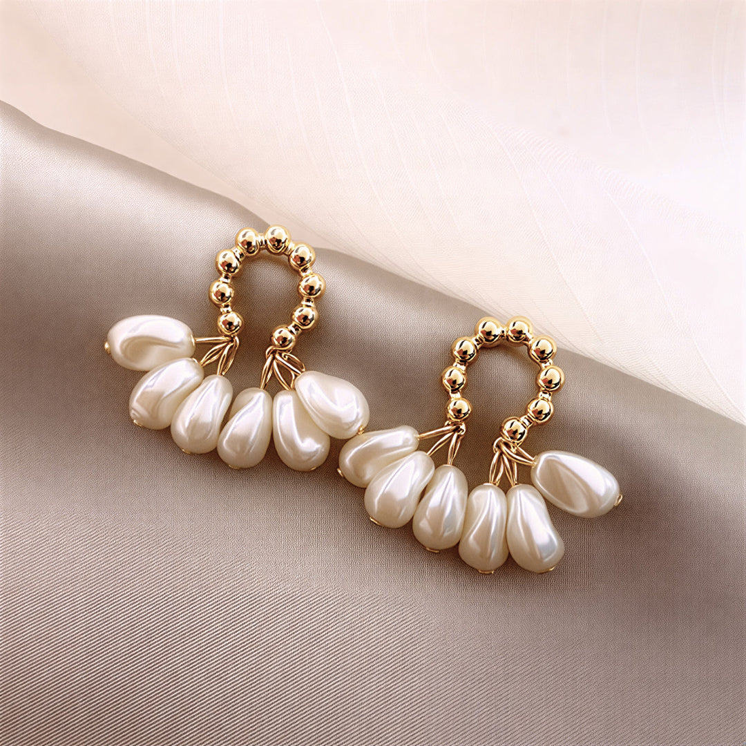 Orecchini a cerchio con fiore di perle