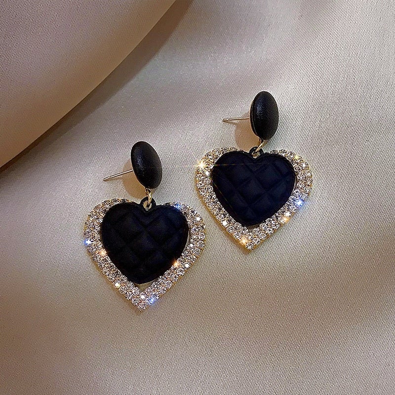 Orecchini a forma di cuore color oro nero