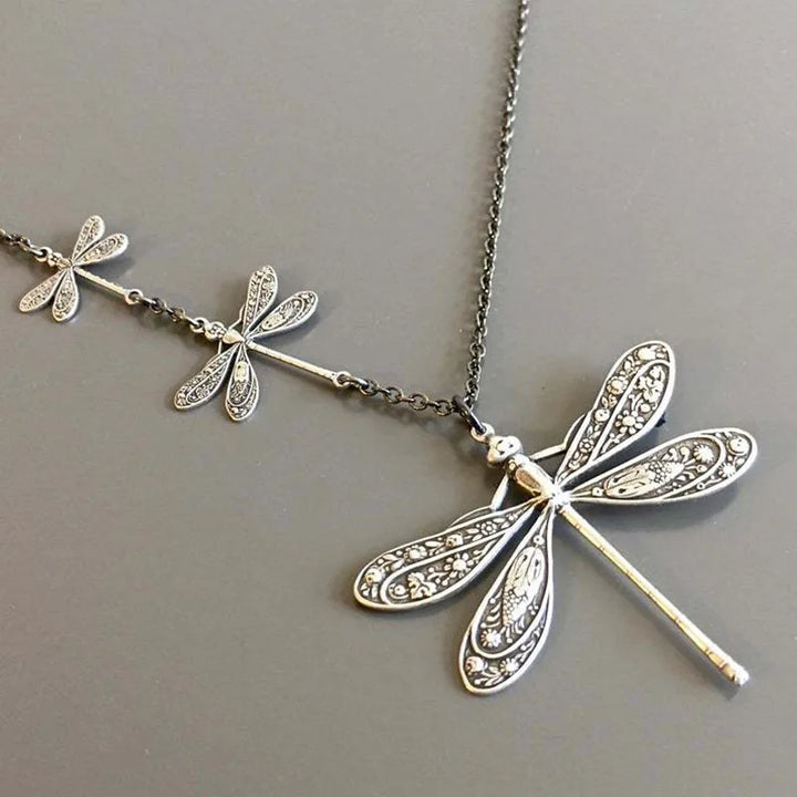 Collana Vintage con Libellula – Simbolo di Cambiamento, Luce e Libertà