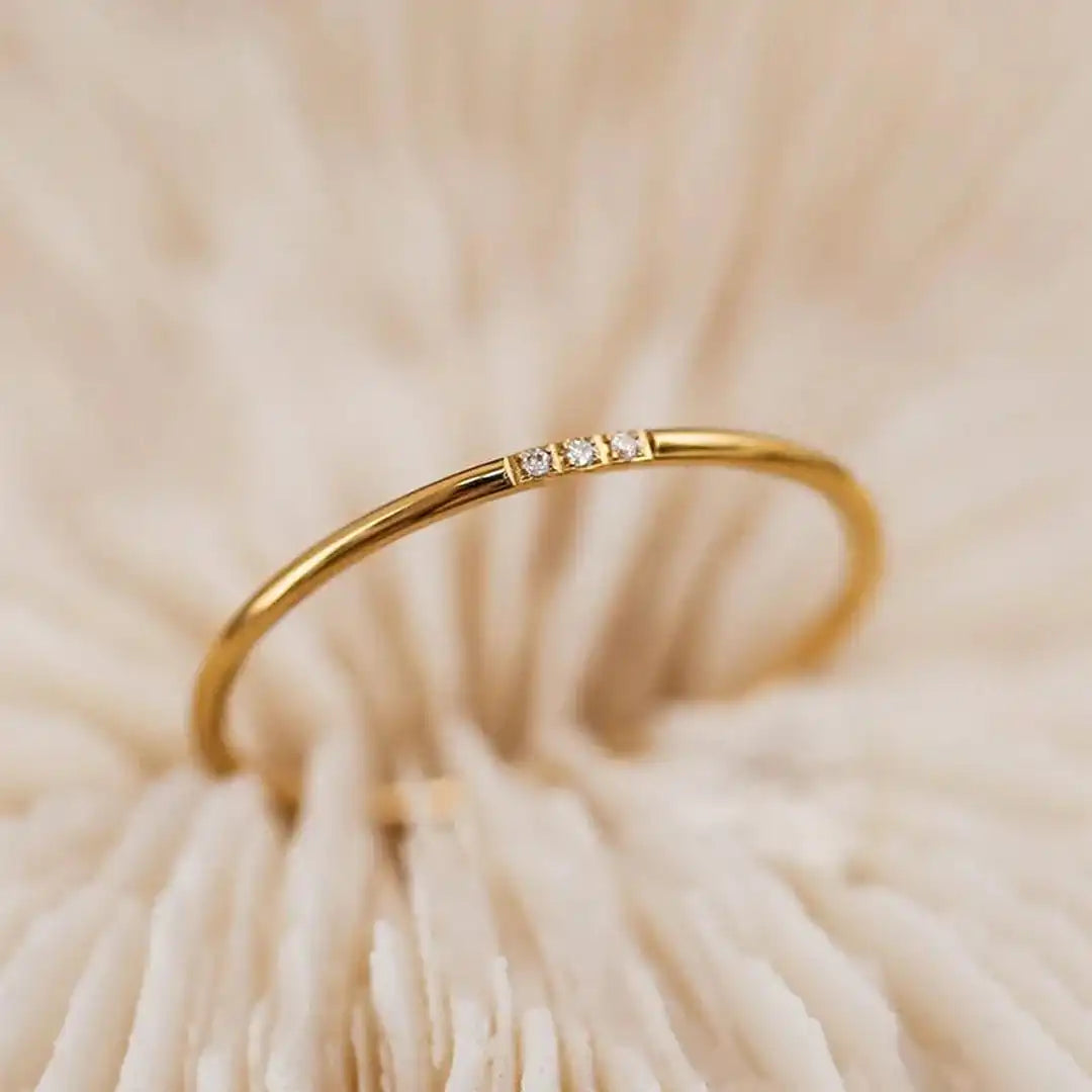 Anello Sottile a Tre Pietre