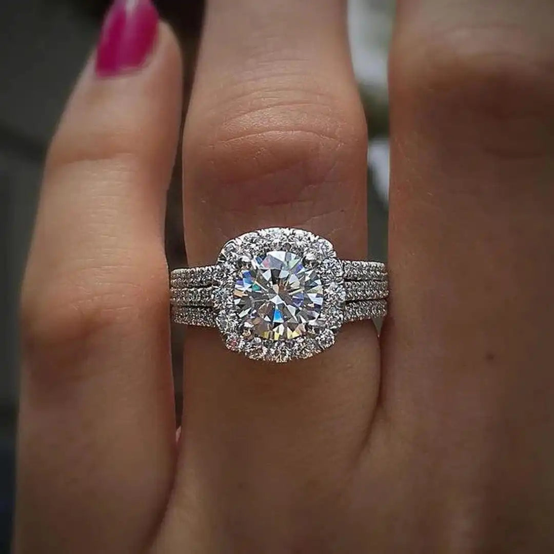 Anello Dichiarativo con Pavé a Halo a Cuscino