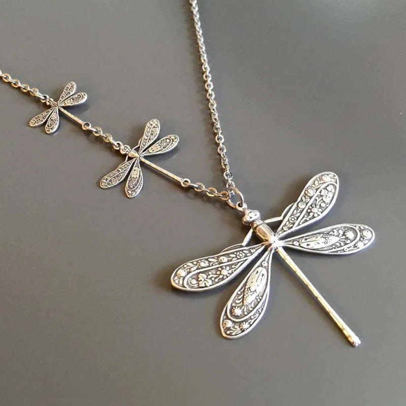 Collana Vintage con Libellula – Simbolo di Cambiamento, Luce e Libertà