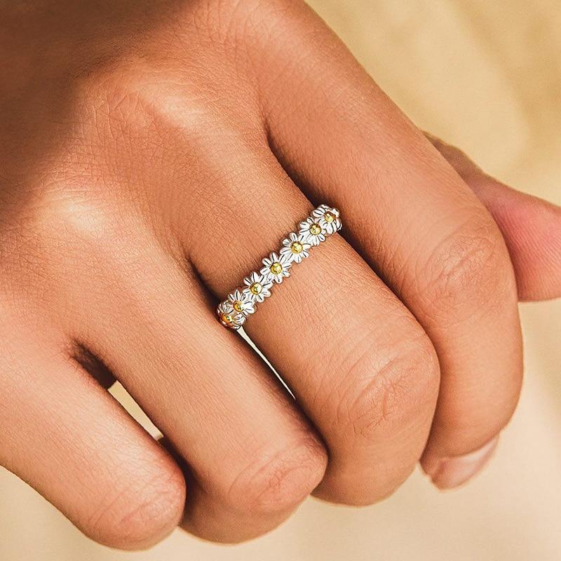 Anello color argento Regolabile con Margherita Dipinta a Mano