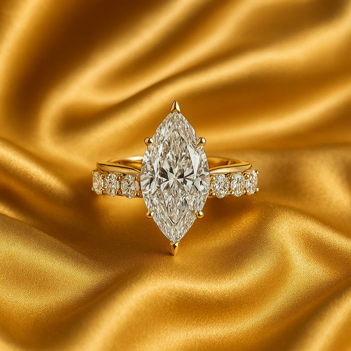 Anello color oro con Zirconia Marquise