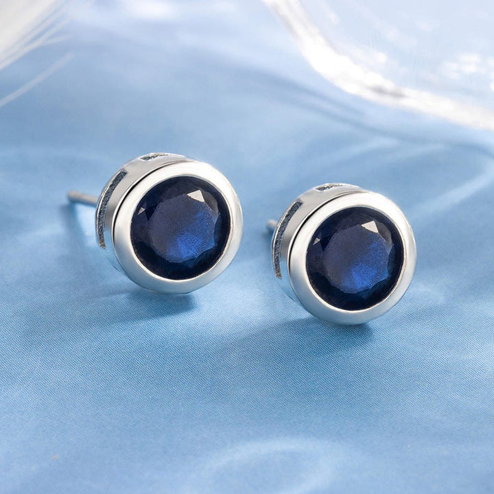 Orecchini a bottone con incastonatura in Pietra Blu