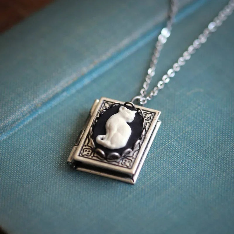 Collana con Pendente a Forma di Libro Vintage con Gatto – Design con Pagine Rotanti