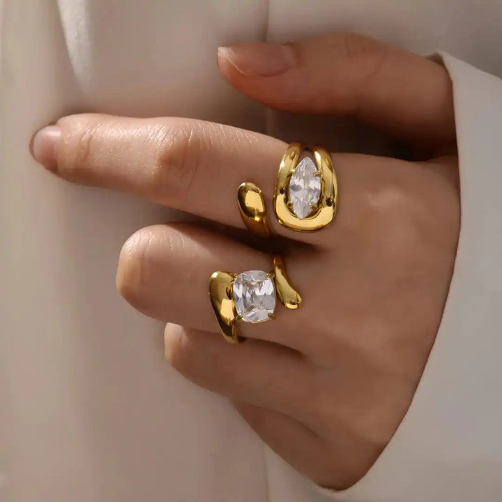 Anello in Zirconia a Goccia d'Acqua color oro Senza Tempo