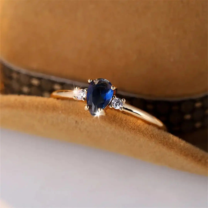 Anello Minimalista in Pietra Blu a Forma di Pera