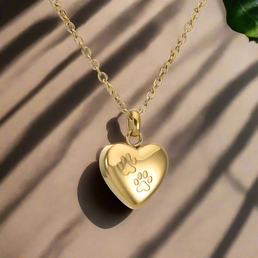 Collana in Memoria per Animali Domestici – Pendente a Forma di Cuore con Incisione di Zampa