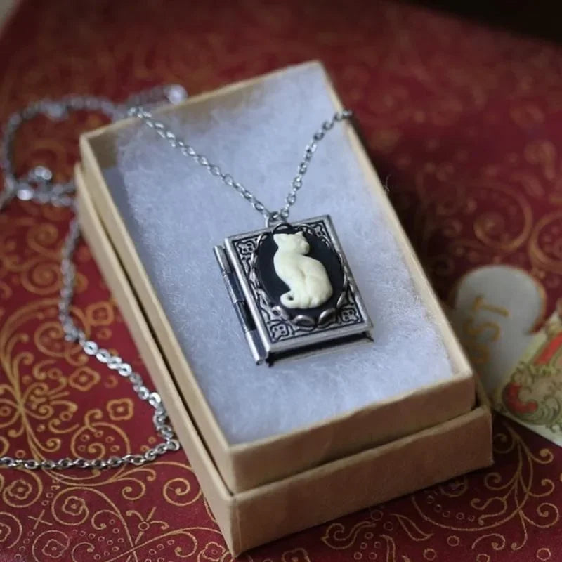 Collana con Pendente a Forma di Libro Vintage con Gatto – Design con Pagine Rotanti